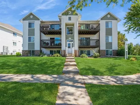 6410 Creekside Dr NE #9, Cedar Rapids, IA 52402