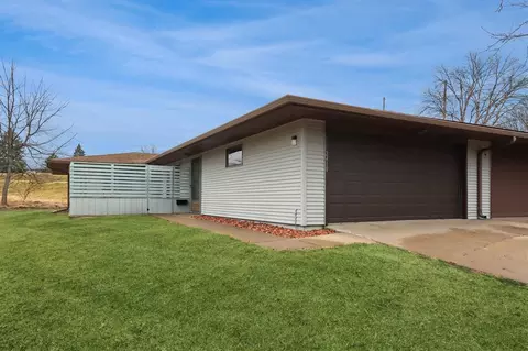 2410 Walden Ct, Iowa City, IA 52246
