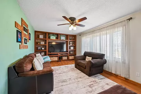 Living - 910 Karens Ct, Walker, IA 52352 photo 2 of 4