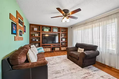 Living - 910 Karens Ct, Walker, IA 52352 photo 3 of 4