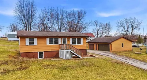 303 S Highland St, North English, IA 52316
