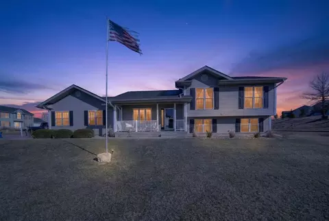 304 Nightingale Dr, Tiffin, IA 52340