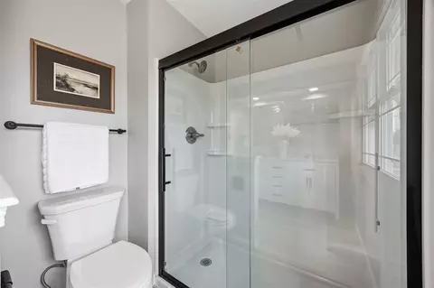 Bath - 3310 Riverside Dr NE, Cedar Rapids, IA 52411 photo 2 of 4