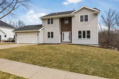 Exterior - 3310 Riverside Dr NE, Cedar Rapids, IA 52411 photo 2 of 4