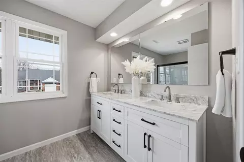 Bath - 3310 Riverside Dr NE, Cedar Rapids, IA 52411 photo 1 of 4