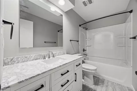 Bath - 3310 Riverside Dr NE, Cedar Rapids, IA 52411 photo 3 of 4