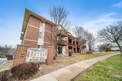 432 W Side Dr, Iowacity, IA 52246