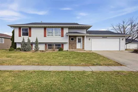 11 Williams Cir, Hills, IA 52235