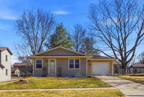 30 Bayberry Ln, North Liberty, IA 52317