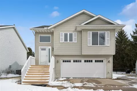 1366 Shannon Dr, Iowa City, IA 52246