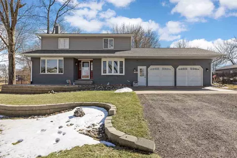 1105 Maple St, Robins, IA 52328
