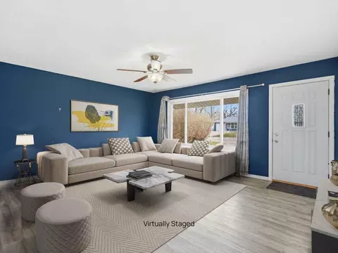 240 Jacolyn Dr NW, Cedar Rapids, IA 52405