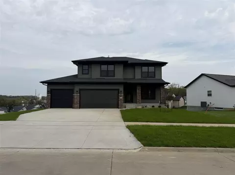 1517 Legend Dr, Tiffin, IA 52340