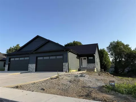 829 Prairie View Dr, West Branch, IA 52358