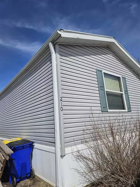 210 Golfview Ct, North Liberty, IA 52317