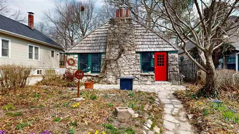 1322 Muscatine Ave, Iowa City, IA 52240