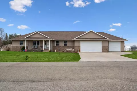 1109 Pelican Dr, Kalona, IA 52247