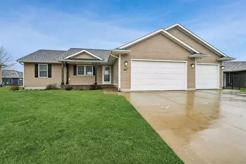 807 Juniper Dr, Independence, IA 50644