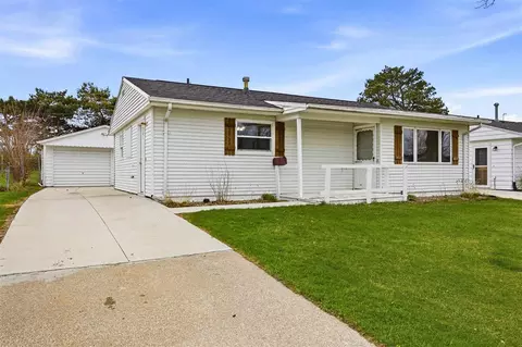 1051 Clifton St NE, Cedar Rapids, IA 52402