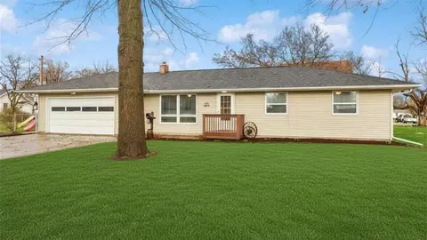 910 Cherry Ave, Marengo, IA 52301