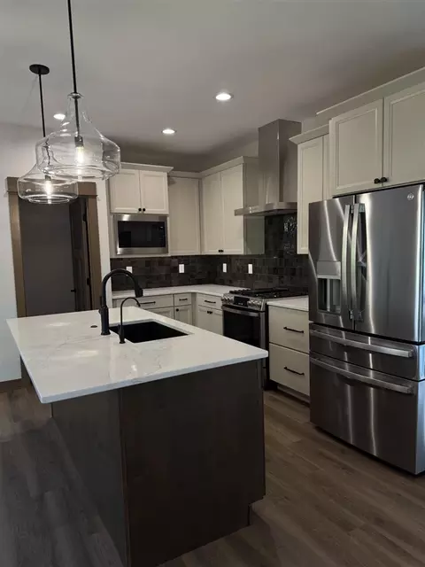 1121 Kona Cir, Coralville, IA 52241