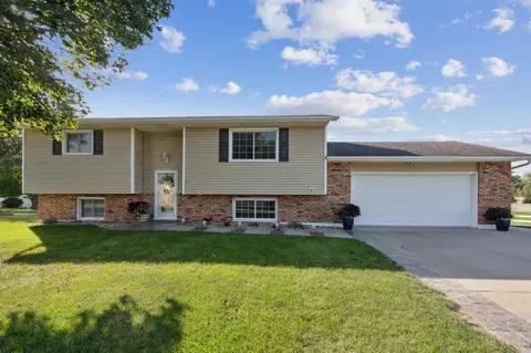 1002 W 17th St, Vinton, IA 52349
