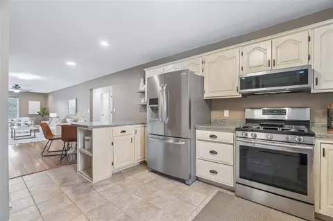 Kitchen - 1665 Knoll Ct, Ely, IA 52227 photo 3 of 3