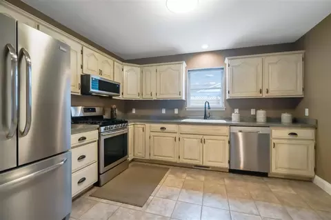 Kitchen - 1665 Knoll Ct, Ely, IA 52227 photo 2 of 3