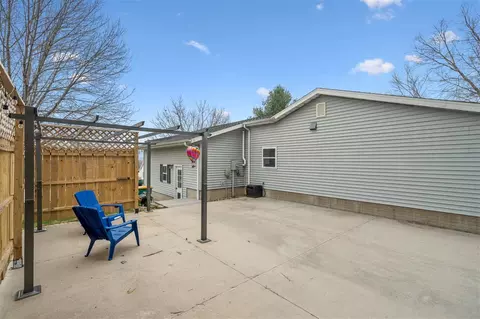 Exterior - 1665 Knoll Ct, Ely, IA 52227 photo 4 of 5