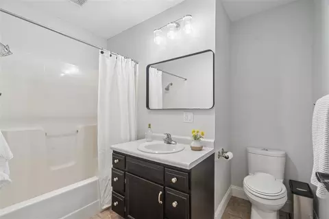 Bath - 1665 Knoll Ct, Ely, IA 52227 photo 2 of 2