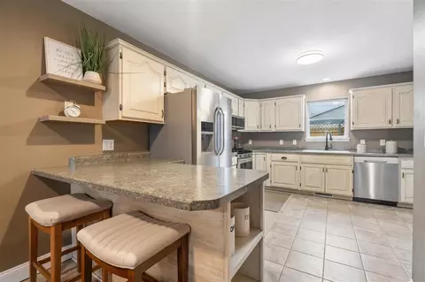 Kitchen - 1665 Knoll Ct, Ely, IA 52227 photo 1 of 3