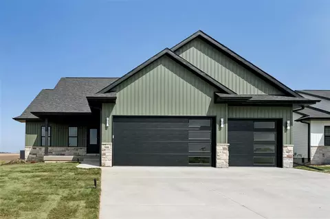 900 Crestview Dr, Solon, IA 52333