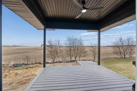 Exterior - 900 Crestview Dr, Solon, IA 52333 photo 4 of 8