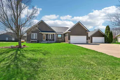 2550 Meadow View Dr, Urbana, IA 52345