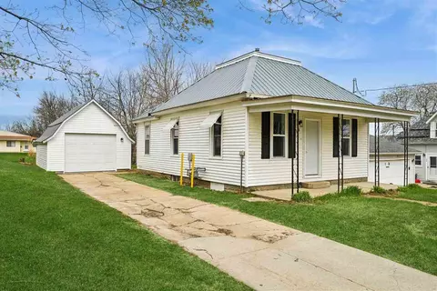28 W Maple St, Central City, IA 52214