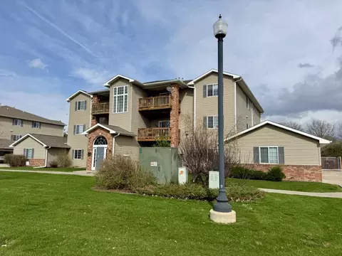 2706 Triple Crown Ln, Iowa City, IA 52240