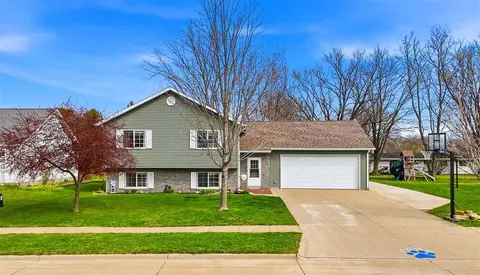 304 Village Sq, Columbus Junction, IA 52738