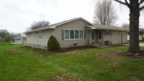 107 E Pioneer Rd, Lone Tree, IA 52755