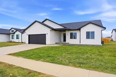 921 S 12th Ave, Washington, IA 52353