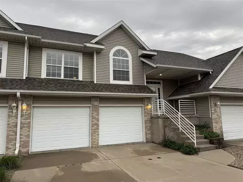 1224 Litchfield Dr, Hiawatha, IA 52233