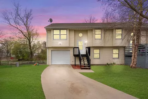 327 Parkview Ct, North Liberty, IA 52317