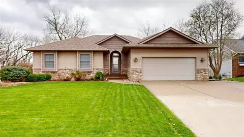 2096 Glen Oaks Dr, Coralville, IA 52241