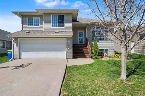 608 Randall Dr, Solon, IA 52333