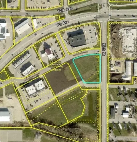 892 35th St, Marion, IA 52302