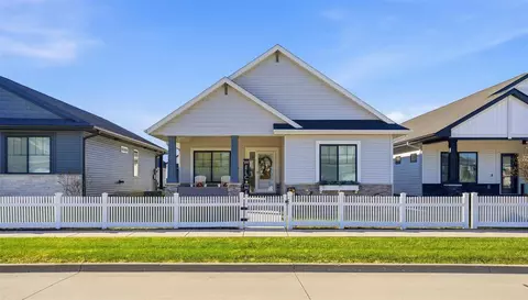 762 Clover Hill Dr, North Liberty, IA 52317