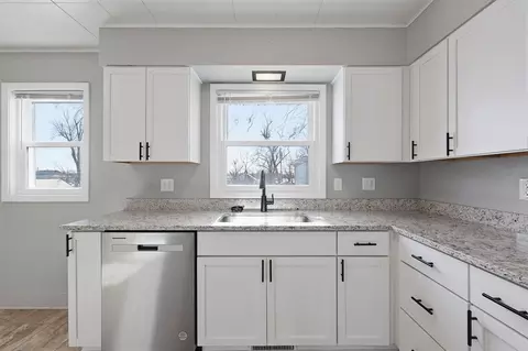 Kitchen - 231 32nd St NE, Cedar Rapids, IA 52402 photo 2 of 3