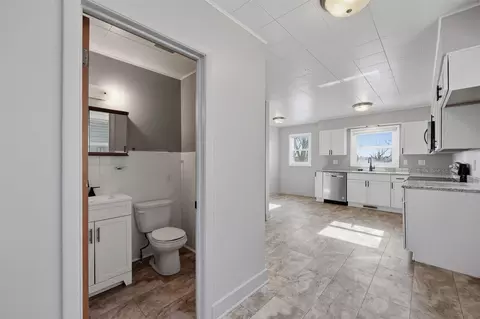 Entry Way - 231 32nd St NE, Cedar Rapids, IA 52402 photo 1 of 4