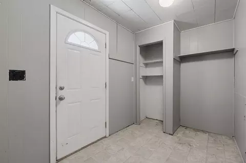 Entry Way - 231 32nd St NE, Cedar Rapids, IA 52402 photo 4 of 4
