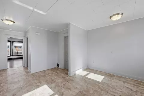 Entry Way - 231 32nd St NE, Cedar Rapids, IA 52402 photo 3 of 4