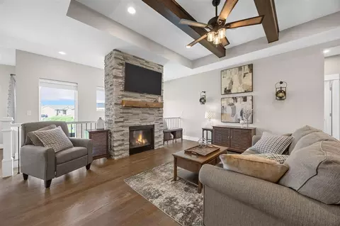 1558 Settlers Dr, Marion, IA 52302